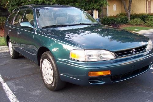 Photo of a 1996 Toyota Camry in Classic Green Pearl (paint color code 6P2)