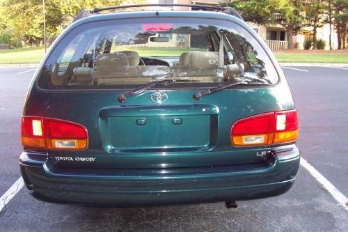 Photo of a 1996 Toyota Camry in Classic Green Pearl (paint color code 6P2)