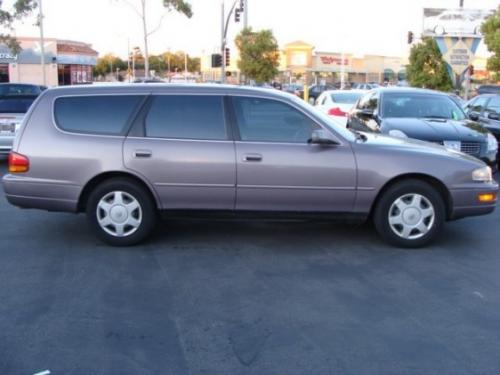 Photo of a 1992-1996 Toyota Camry in Silver Taupe Metallic (paint color code 923)