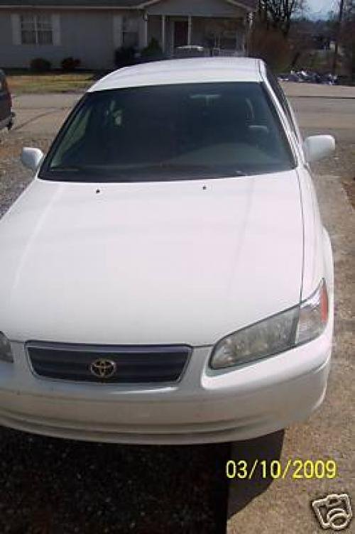 Photo of a 1999 Toyota Camry in Super White (paint color code 040)