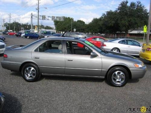 Photo of a 1997-2001 Toyota Camry in Antique Sage Pearl (paint color code 2HG)
