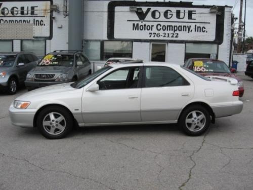 Photo of a 2001 Toyota Camry in Diamond White Pearl on Lunar Mist Metallic (paint color code 2GF)