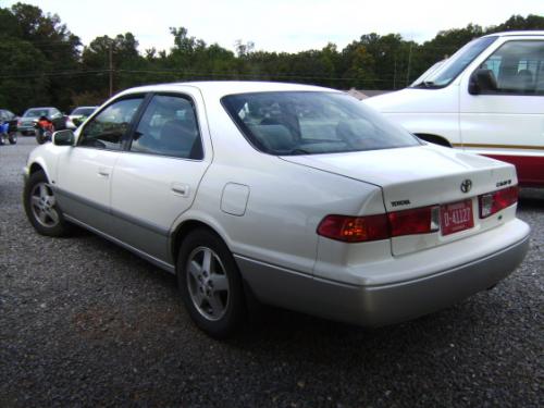 Photo of a 2001 Toyota Camry in Diamond White Pearl on Lunar Mist Metallic (paint color code 2GF)