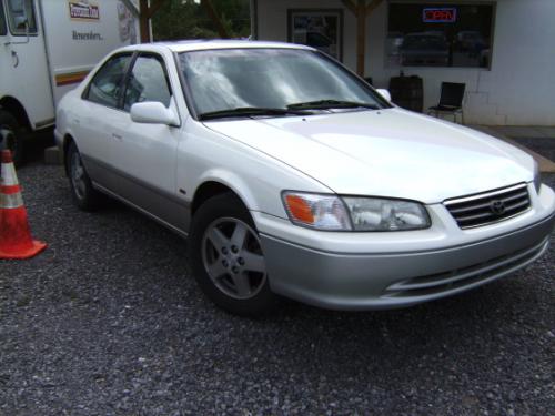 Photo of a 2001 Toyota Camry in Diamond White Pearl on Lunar Mist Metallic (paint color code 2GF)