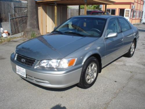 Photo of a 2001 Toyota Camry in Mineral Green Opalescent on Lunar Mist Metallic (paint color code 2HH)