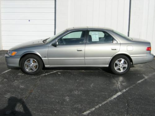 Photo of a 2001 Toyota Camry in Mineral Green Opalescent on Lunar Mist Metallic (paint color code 2HH)