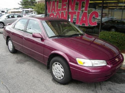 Photo of a 1997-1998 Toyota Camry in Ruby Pearl (paint color code 3L3)