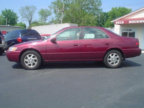 Photo of a 1997-1998 Toyota Camry in Ruby Pearl (paint color code 3L3)
