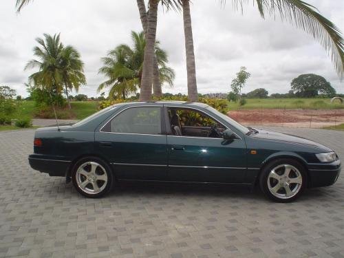 Photo of a 1997-1998 Toyota Camry in Classic Green Pearl (paint color code 6P2)