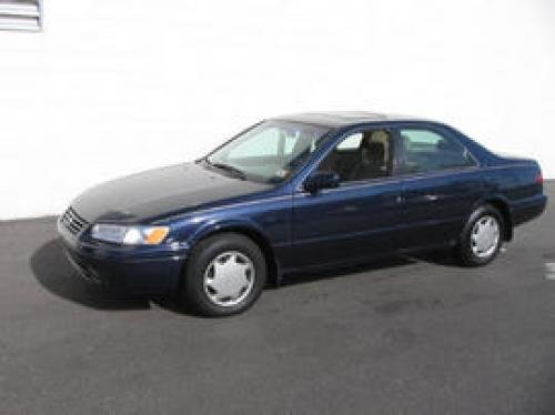 Photo of a 1997-1999 Toyota Camry in Blue Velvet Pearl (paint color code 8L3)