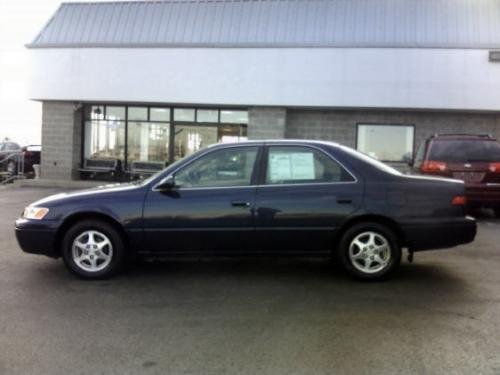 Photo of a 1997-1999 Toyota Camry in Blue Velvet Pearl (paint color code 8L3)