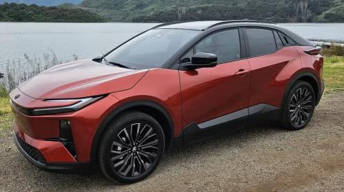 Photo of a 2026 Toyota C-HR in Midnight Black on Tandoori (paint color code M67)