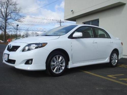 Photo of a 2011 Toyota Corolla in Super White (paint color code 040)