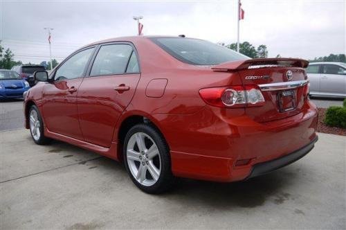 Photo of a 2013 Toyota Corolla in Hot Lava (paint color code 4R8)