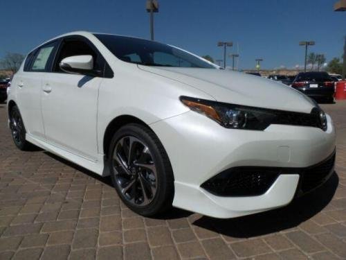 Photo of a 2014-2019 Toyota Corolla in Blizzard Pearl (paint color code 070)