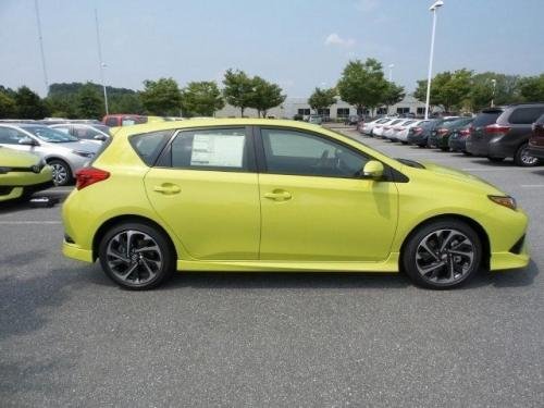 Photo of a 2016-2018 Toyota Corolla in Spring Green Metallic (paint color code 6W2