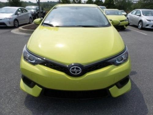 Photo of a 2016-2018 Toyota Corolla in Spring Green Metallic (paint color code 6W2