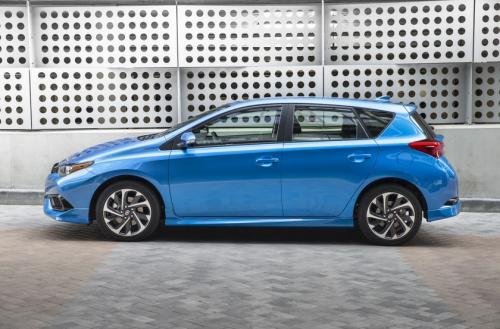 Photo of a 2016-2018 Toyota Corolla in Electric Storm Blue (paint color code 8X7)