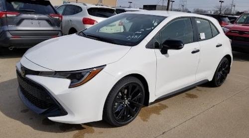 Photo of a 2019-2025 Toyota Corolla in Super White (paint color code 040)