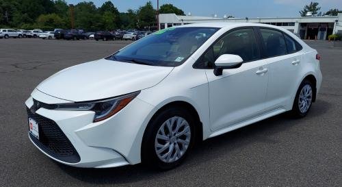 Photo of a 2018 Toyota Corolla in Super White (paint color code 040)