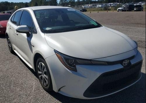 Photo of a 2019-2021 Toyota Corolla in Blizzard Pearl (paint color code 2QJ)