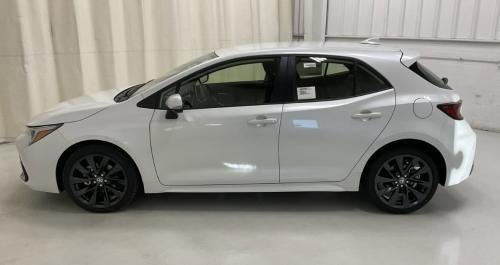 Photo of a 2021-2025 Toyota Corolla in Wind Chill Pearl (paint color code 089