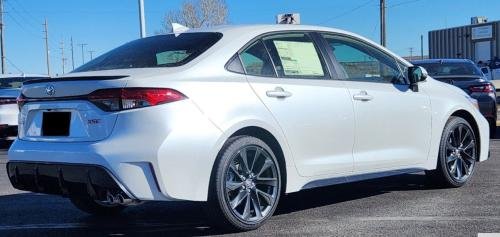 Photo of a 2021-2025 Toyota Corolla in Wind Chill Pearl (paint color code 089
