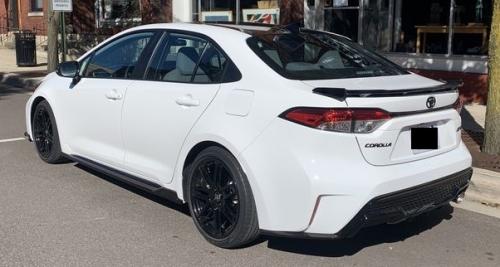 Photo of a 2021 Toyota Corolla in Black Sand Pearl on Blizzard Pearl (paint color code 2KR)