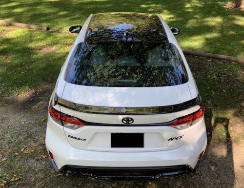 Photo of a 2021 Toyota Corolla in Black Sand Pearl on Blizzard Pearl (paint color code 2KR)