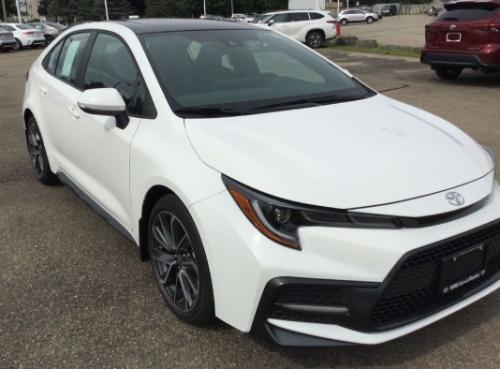 Photo of a 2021-2022 Toyota Corolla in Black Sand Pearl on Super White (paint color code 2NR)