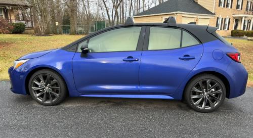 Photo of a 2023-2025 Toyota Corolla in Midnight Black on Blue Crush Metallic (paint color code 2RC)