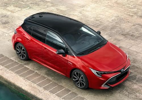 Photo of a 2020 Toyota Corolla in Midnight Black on Smoked Paprika (paint color code 2UG)