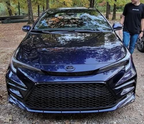 Photo of a 2021-2022 Toyota Corolla in Black Sand Pearl on Blueprint (paint color code 2UQ)