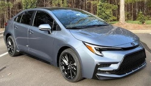 Photo of a 2023-2024 Toyota Corolla in Midnight Black on Celestite (paint color code 2YC)