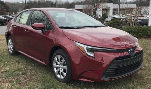 Photo of a 2022-2024 Toyota Corolla in Ruby Flare Pearl (paint color code 2YD)