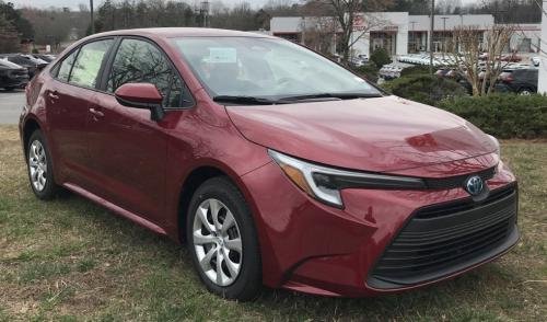 Photo of a 2024 Toyota Corolla in Ruby Flare Pearl (paint color code 2YD)