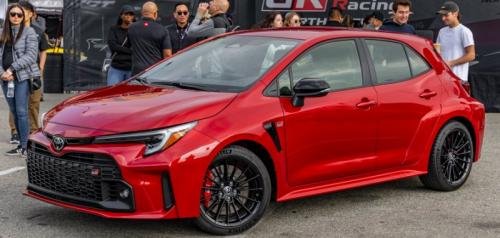 Photo of a 2021 Toyota Corolla in Supersonic Red (paint color code 3U5)