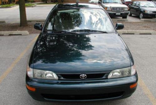 Photo of a 1996-1997 Toyota Corolla in Dark Emerald Pearl (paint color code 6M1)