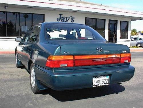 Photo of a 1993-1994 Toyota Corolla in Dark Teal Metallic (paint color code 747)