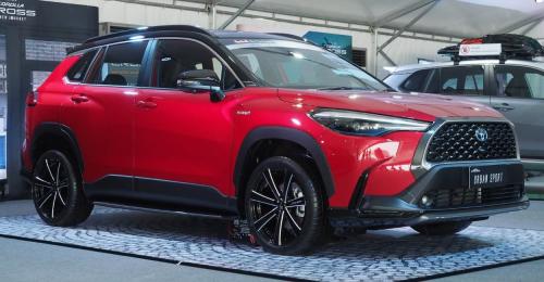 Photo of a 2024 Toyota Corolla Cross in Jet Black Mica on Barcelona Red Metallic (paint color code D16)