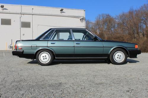 Photo of a 1985-1986 Toyota Cressida in Black Metallic on Jade Gray Metallic (paint color code 2V1)