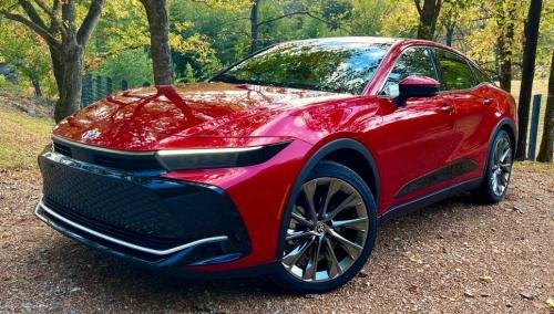 Photo of a 2025 Toyota Crown in Supersonic Red (paint color code 2YZ)