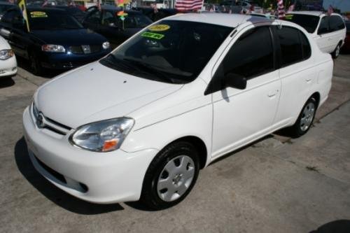 Photo of a 2001-2005 Toyota ECHO in Polar White (paint color code 068
