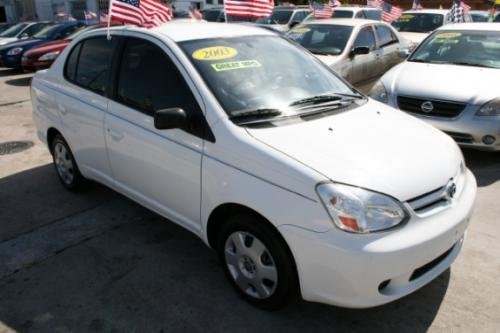 Photo of a 2001-2005 Toyota ECHO in Polar White (paint color code 068