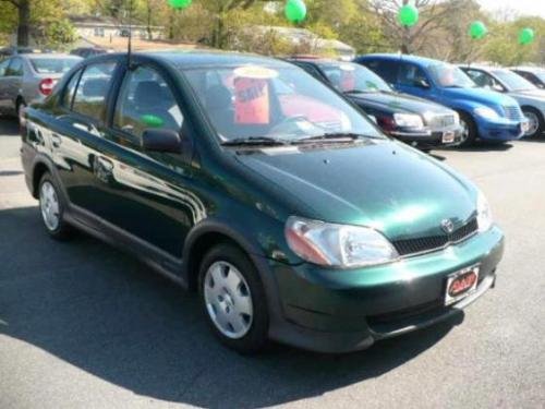Photo of a 2000-2005 Toyota ECHO in Electric Green Mica (paint color code 6R4