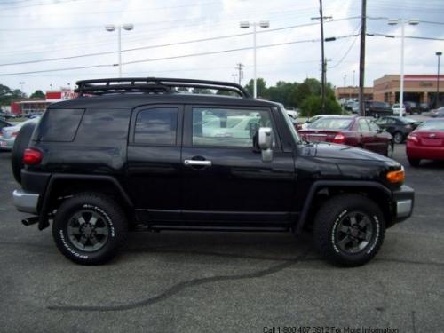 Photo of a 2007-2008 Toyota FJ Cruiser in Black Diamond Pearl (paint color code 211)