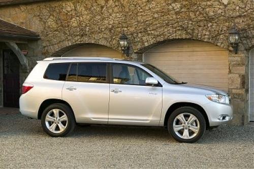 Photo of a 2013 Toyota Highlander in Classic Silver Metallic (paint color code 1F7)