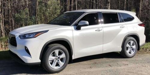 Photo of a 2020-2021 Toyota Highlander in Blizzard Pearl (paint color code 070)