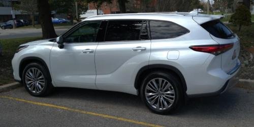 Photo of a 2022-2024 Toyota Highlander in Wind Chill Pearl (paint color code 089