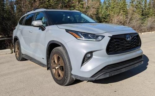Photo of a 2022-2024 Toyota Highlander in Cement (paint color code 1H5)